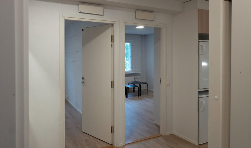 Soluasunnon ovet kahteen eri huoneeseen