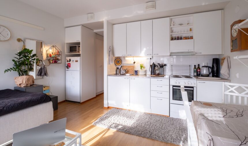 Ratapiha asuttu yksiö keittiö